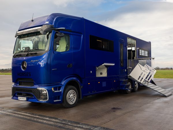 2026 26t AKX Mercedes Actros L